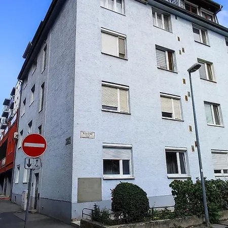 - - Robotnicka Apartment *